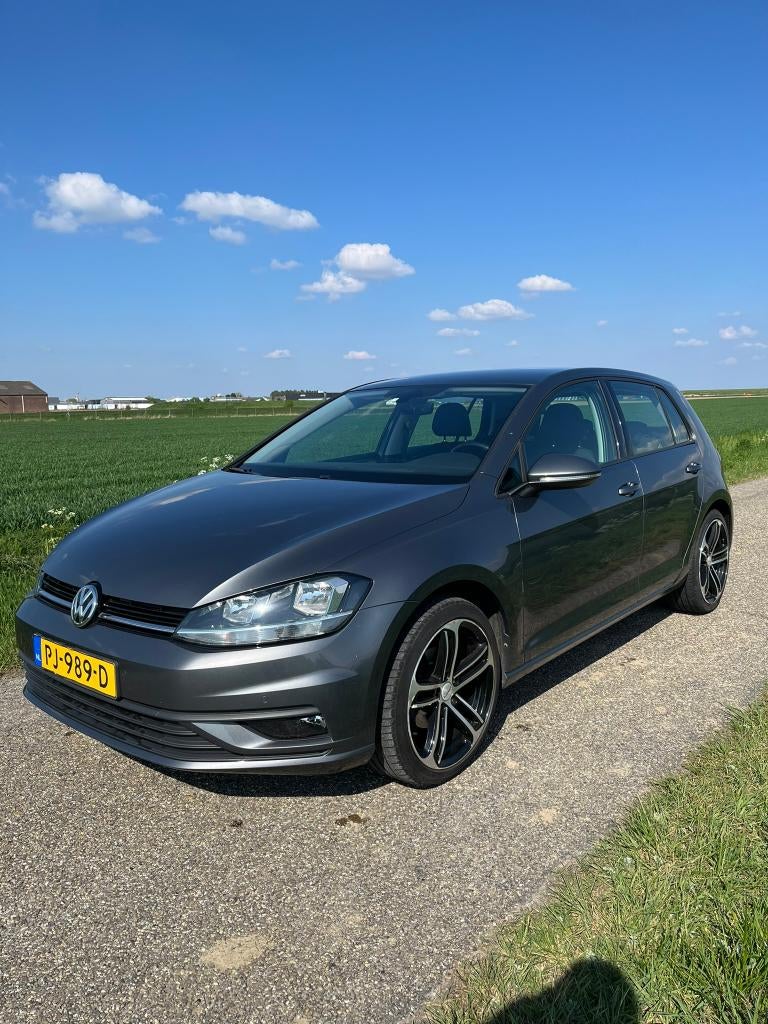 Volkswagen Golf 1.0 TSI 110pk 5D 2017 Grijs, Auto's, Zwart, Origineel Nederlands, Bedrijf, Handgeschakeld