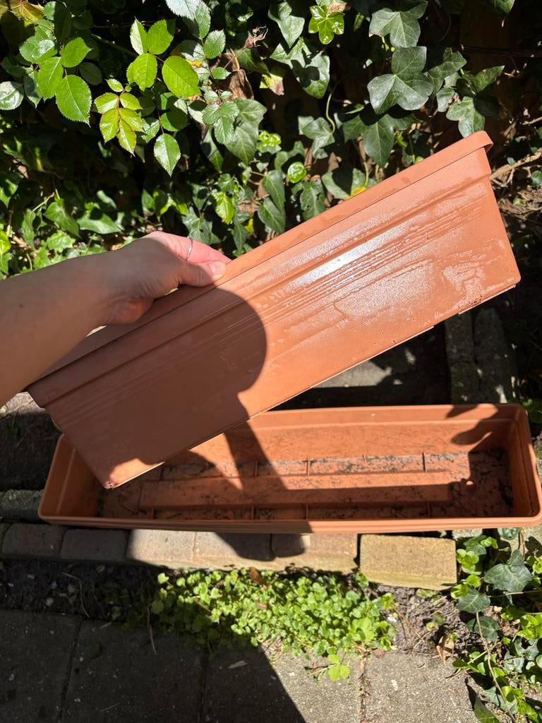 Gratis: 3 terracotta kleur bloembakken: 2 grote en 1 kleine, Tuin en Terras, Bloembakken en Plantenbakken, Ophalen, Kunststof