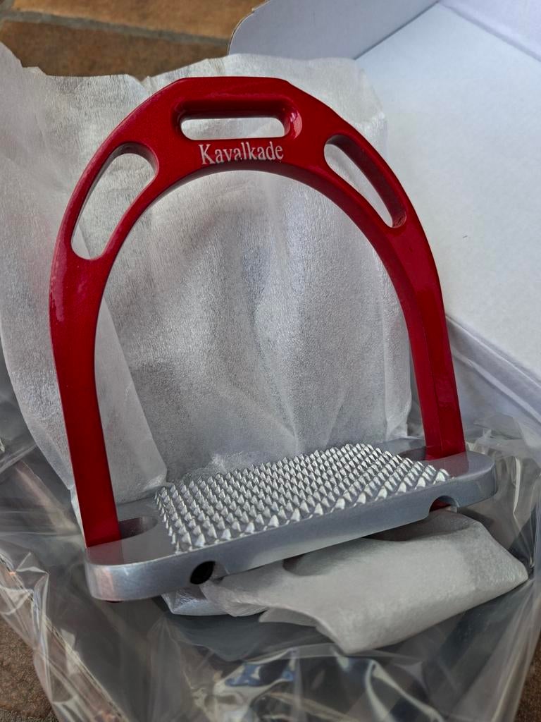 Nieuw stijgbeugels rood van kavalkade, Debaronesruitersport@hotmail.com, Ophalen of Verzenden, 5111he, Nieuw