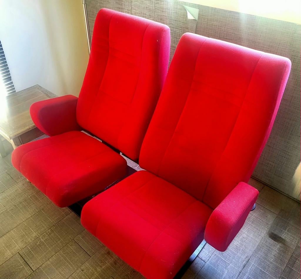 Bioscoopstoelen 2x rood fluweel, Huis en Inrichting, Fauteuils, Ophalen, Zo goed als nieuw, 75 tot 100 cm, Minder dan 50 cm