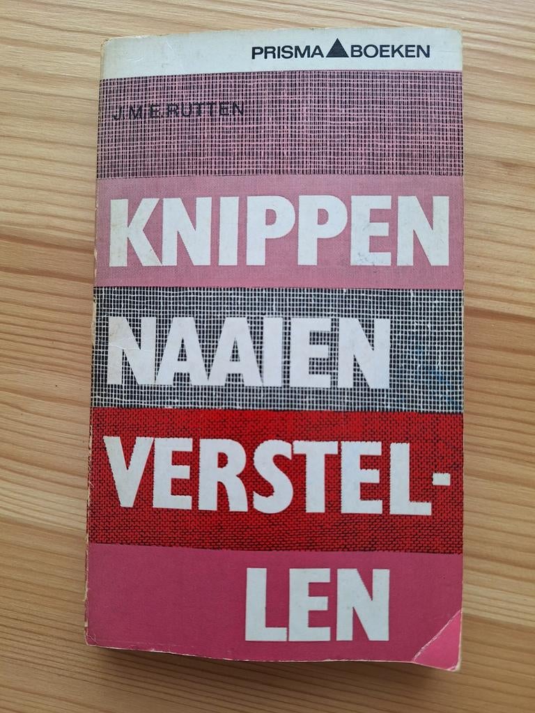 Vintage boek: Knippen, Naaien, Verstellen - J.M.E. Rutten, Ophalen of Verzenden, Gelezen, Borduren en Naaien, J.M.E. Rutten