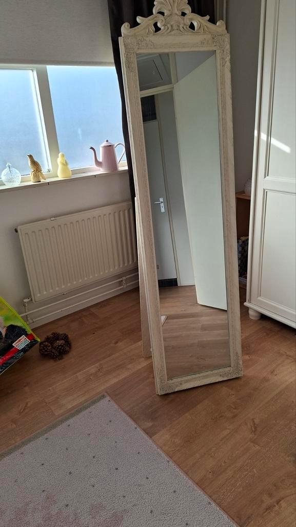 Grote staande spiegel roomkleurig met sierlijke lijst, Huis en Inrichting, Woonaccessoires | Spiegels, 150 tot 200 cm, Rechthoekig