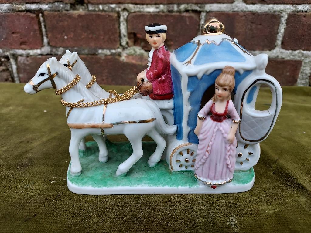 Beeldengroep, koets met paarden en barokfiguren., Antiek en Kunst, Antiek | Porselein, Verzenden