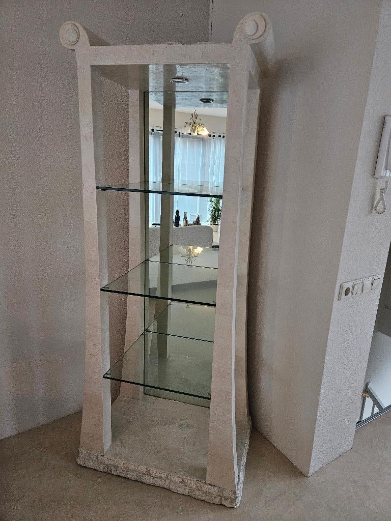 Stenen vitrinekast met glazen legplanken en spiegel, Ophalen, Met plank(en), Gebruikt, 50 tot 100 cm