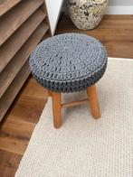 Houten krukje met gehaakte hoes, Ophalen of Verzenden, Gebruikt, Hout