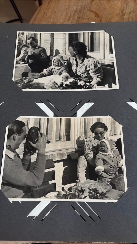 2 foto’s februari 1939 beatrix juliana bernard zwitserland, Verzamelen, Koninklijk Huis en Royalty, Ophalen of Verzenden, Zo goed als nieuw