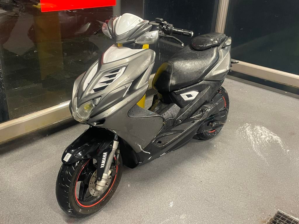Yamaha Aerox | 4-takt | 2015 | Nieuwe banden, Fietsen en Brommers, Scooters | Yamaha, Aerox, Maximaal 45 km/u, Ophalen of Verzenden