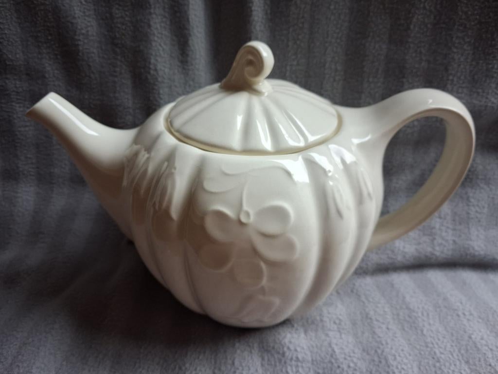 Theepot Petrus Regout, afbeelding bloemen WD-022, Antiek en Kunst, Antiek | Servies los, Ophalen of Verzenden