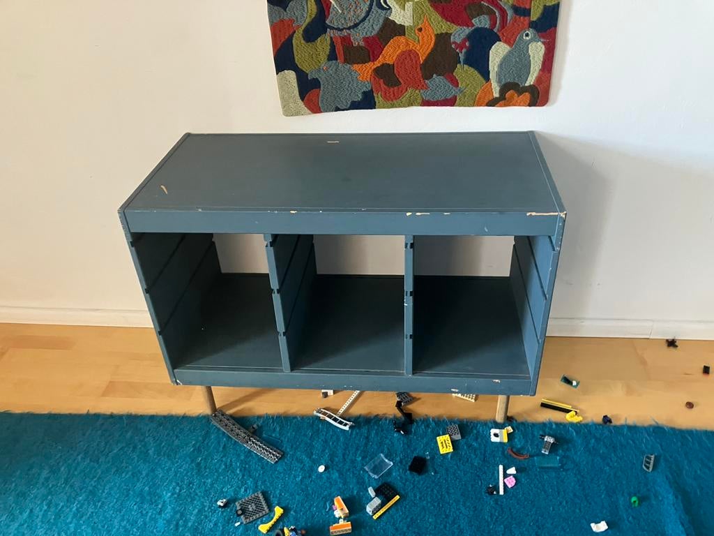 Ikea speelgoedkast trofast op pootjes in blauw, Kinderen en Baby's, Kinderkamer | Commodes en Kasten, Ophalen, Zo goed als nieuw