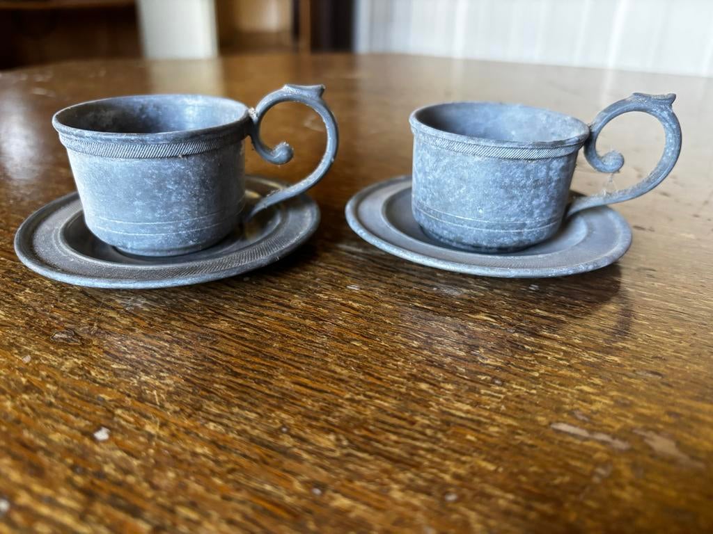 Set van 2 antieke tinnen kopjes en schotels, Ophalen of Verzenden