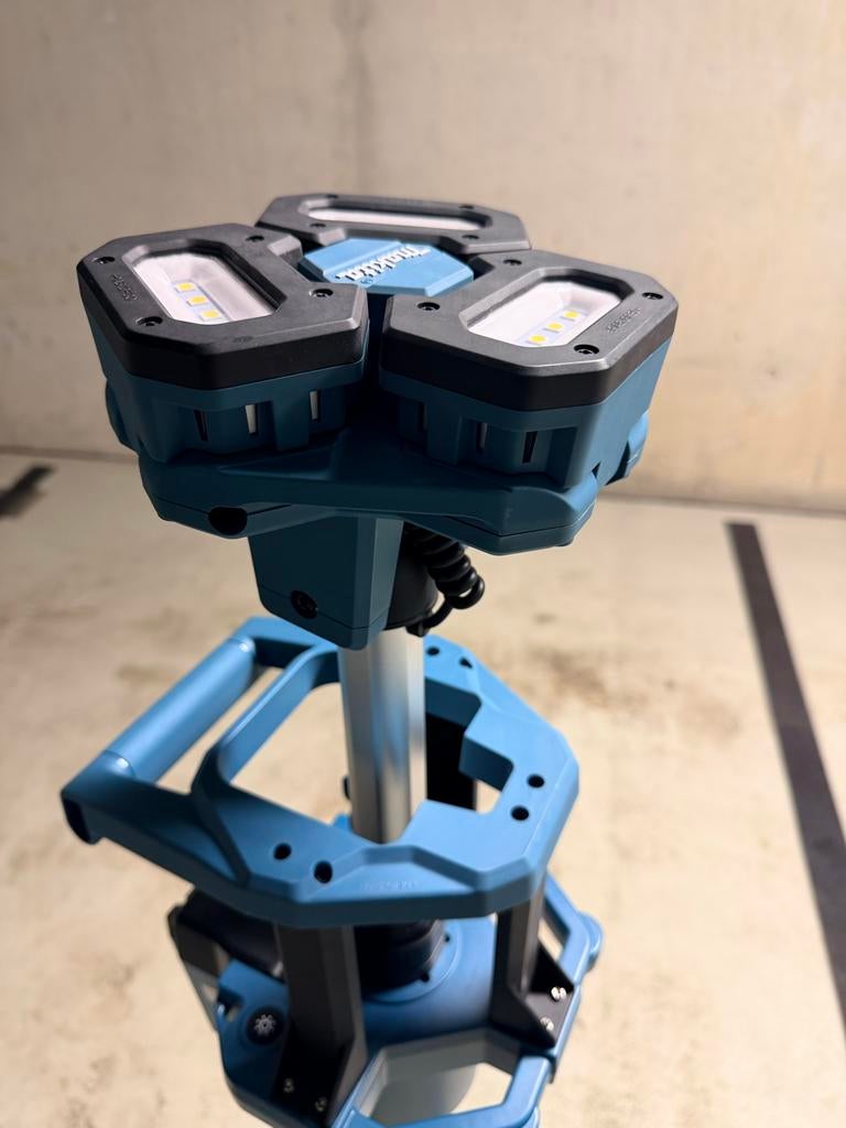 Makita Accu Bouwlamp op Statief, Gebruikt, Minder dan 50 watt, Met statief, Ophalen of Verzenden