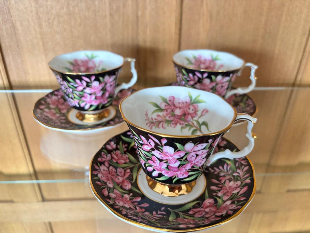 Royal Albert kop en schotel – Fireweed, Verzamelen, Ophalen of Verzenden, Zo goed als nieuw, Porselein, Kop en/of schotel