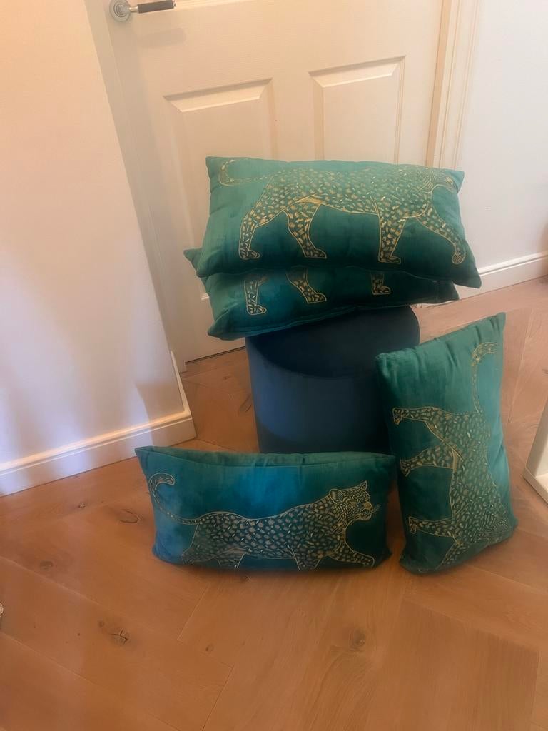 Colmore Poef Amy Velvet Blue met 4 bijpassende kussens, Ophalen, Minder dan 50 cm, Rond, Zo goed als nieuw