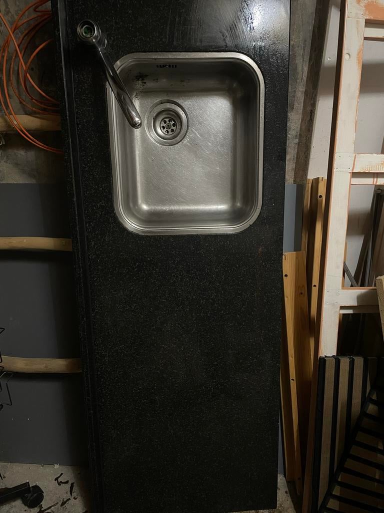 Aanrechtblad van zwart graniet met wasbak en kraan, Huis en Inrichting, Keuken | Keukenelementen, Ophalen, Minder dan 50 cm, Gebruikt