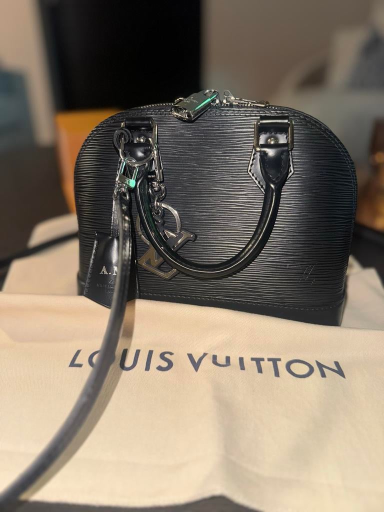 Louis Vuitton Alma BB Zwart Epi Leer - Dubai Mall Aankoop, Ophalen of Verzenden, Zo goed als nieuw, Zwart, Handtas