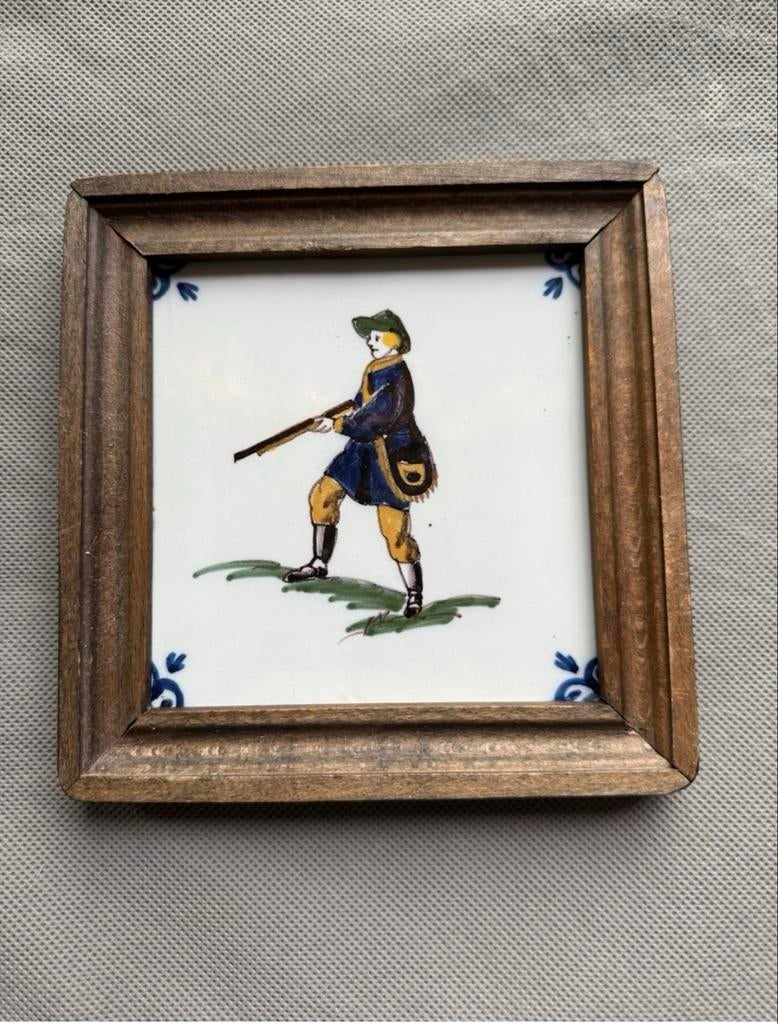 •	Vintage Delfts tegeltje jager met geweer in houten frame, Antiek en Kunst, Antiek | Wandborden en Tegels, Ophalen of Verzenden
