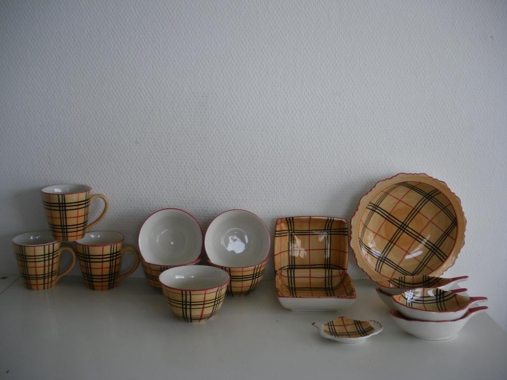 Vic's servies met Burberry blok, Huis en Inrichting, Keuken | Servies, Ophalen of Verzenden, Zo goed als nieuw, Bord(en), Wedgwood