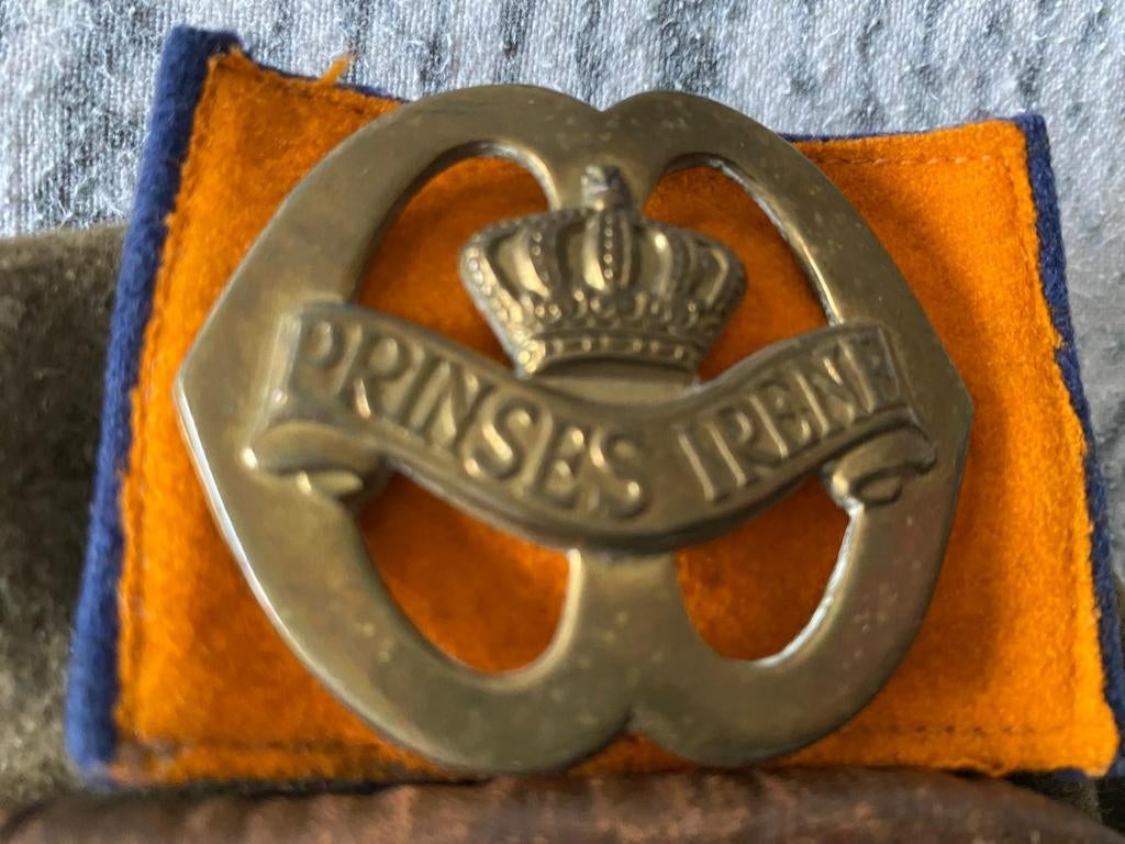 Baret met oud embleem Prinses Irene., Ophalen of Verzenden, Landmacht, Nederland, Embleem of Badge