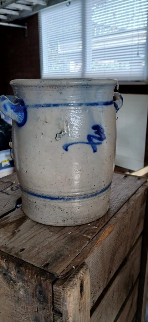 Oude Keulse pot met blauwe decoratie, Ophalen