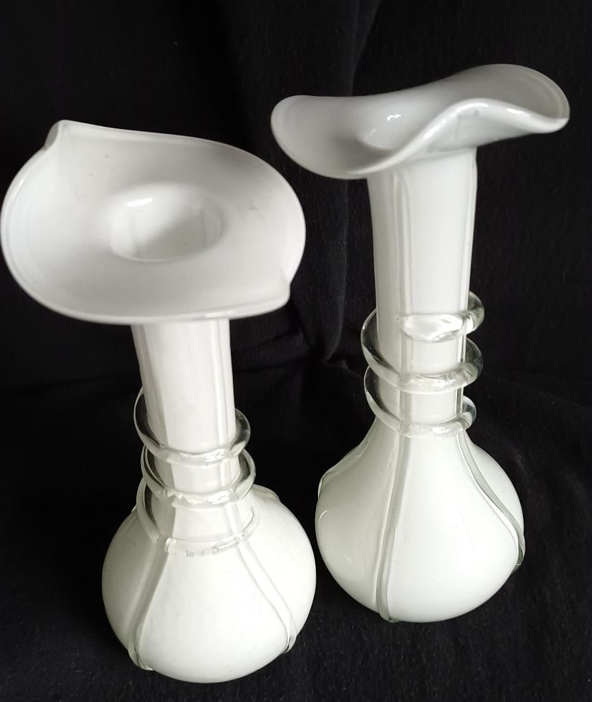 2 Boheemse soliflore vaasjes  in ''Art Glass white Swirl '', Antiek en Kunst, Antiek | Vazen, Ophalen of Verzenden