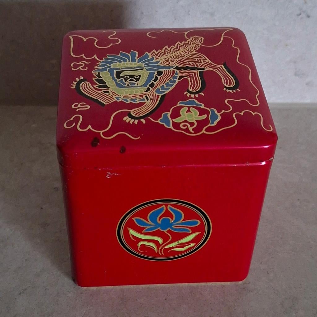 Vintage Van Nelle Lotus Thee Blik – Rood met Oosterse Leeuw, Verzamelen, Blikken, Ophalen of Verzenden, Gebruikt