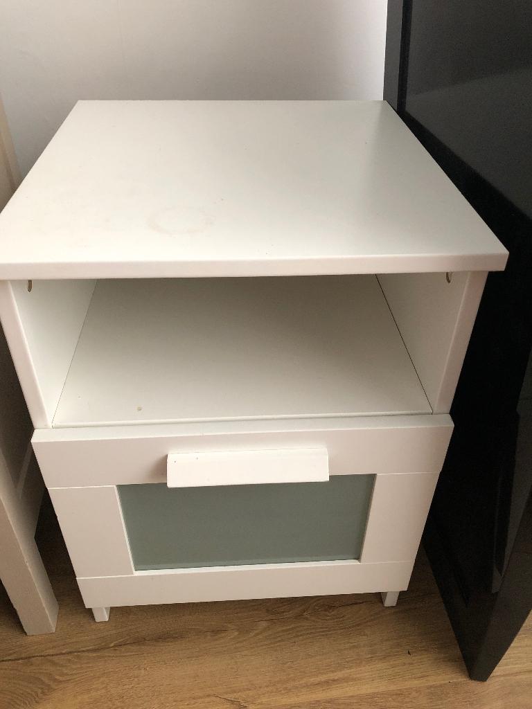 Brimnes nachtkastje, Huis en Inrichting, Slaapkamer | Nachtkastjes, Ophalen, Overige materialen, Gebruikt, Minder dan 45 cm