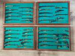 Miniatuur geweren, revolvers en pistolen in een frame, Ophalen of Verzenden
