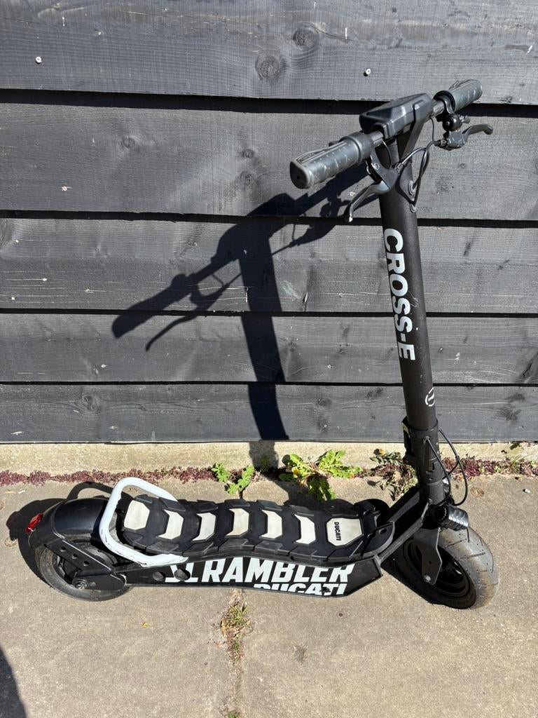 Ducati scrambeler cross E sleutel project, Fietsen en Brommers, Steps, Ophalen, Zo goed als nieuw, Elektrische step (E-scooter)