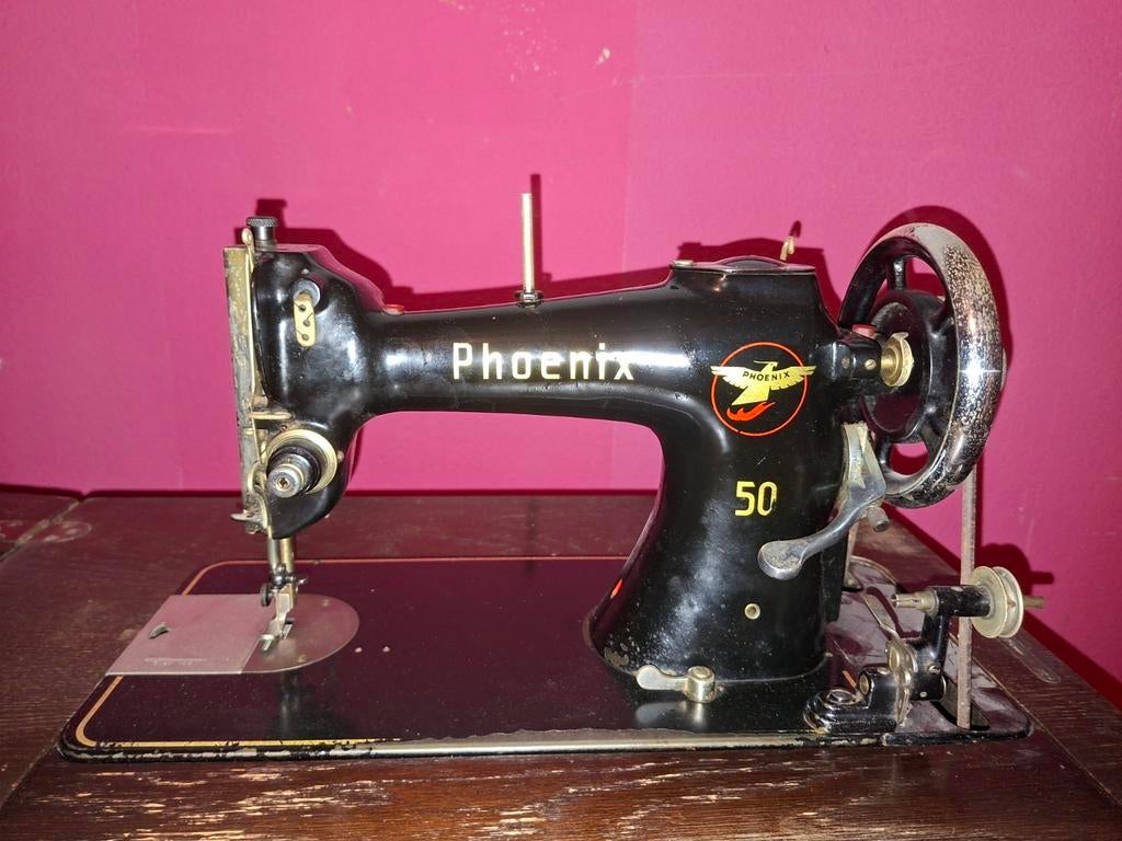 Antieke Phoenix trapnaaimachine - Decoratief en functioneel, Ophalen