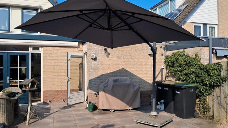 Grote zweefparasol op verrijdbare poot incl.nieuwe beschermh, Tuin en Terras, Parasols, Zweefparasol, Ophalen