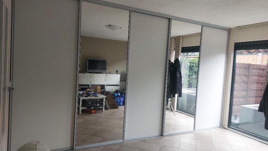 Mooie Schuifdeurwand op rails; 2 panelen met spiegel, 3 wit, Ophalen, Zo goed als nieuw
