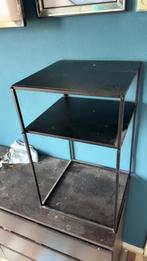 Twee metalen nachtkastjes - Wegens ruimtegebrek, Gebruikt, Minder dan 45 cm, Metaal of Aluminium, 55 tot 70 cm