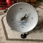 Tafel klok  in de vorm van een satelietontvanger, Ophalen of Verzenden, Gebruikt, Analoog, Wekker of Tafelklok