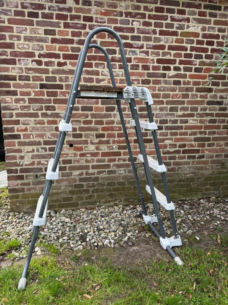 Trap voor zwembad met voetenbadje., Ophalen, Zo goed als nieuw