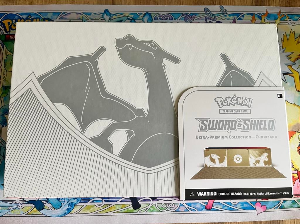 Charizard UPC - Playmat & Accessoires (geen packs/promo's), Ophalen of Verzenden, Zo goed als nieuw, Overige typen