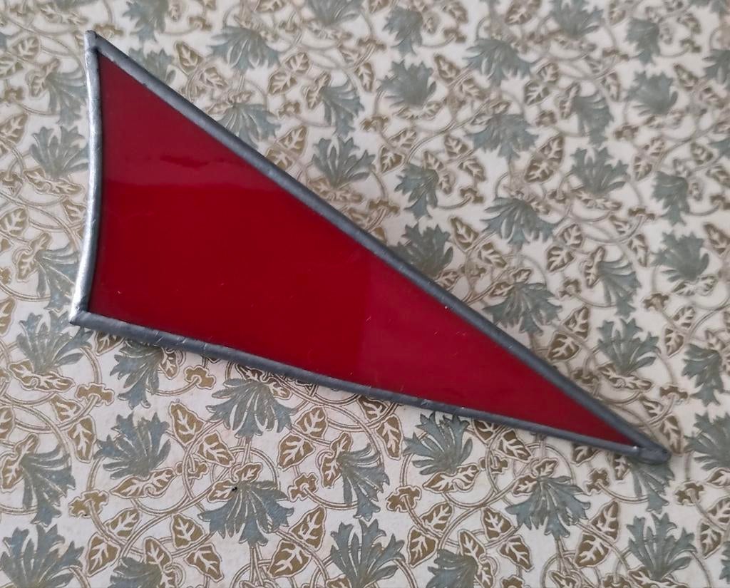 Vintage rode glazen handgemaakte geometrische broche, Ophalen of Verzenden, Zo goed als nieuw, Rood, Overige materialen