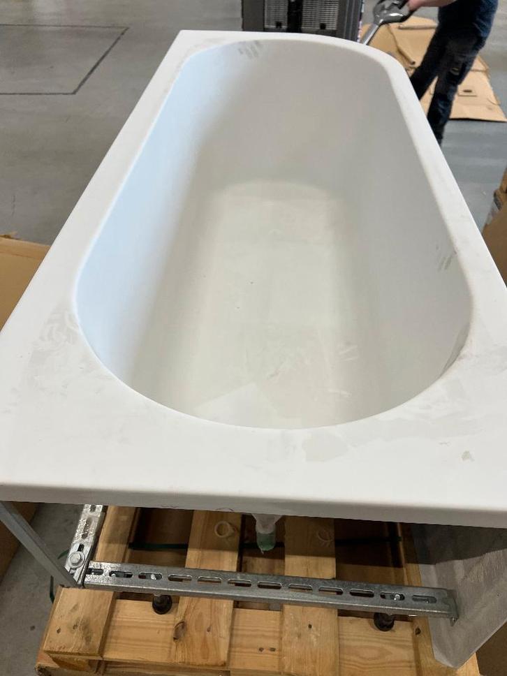 Beschadigd ligbad nummer 9 van 10., Doe-het-zelf en Verbouw, Sanitair, Gebruikt, Bad, Ophalen