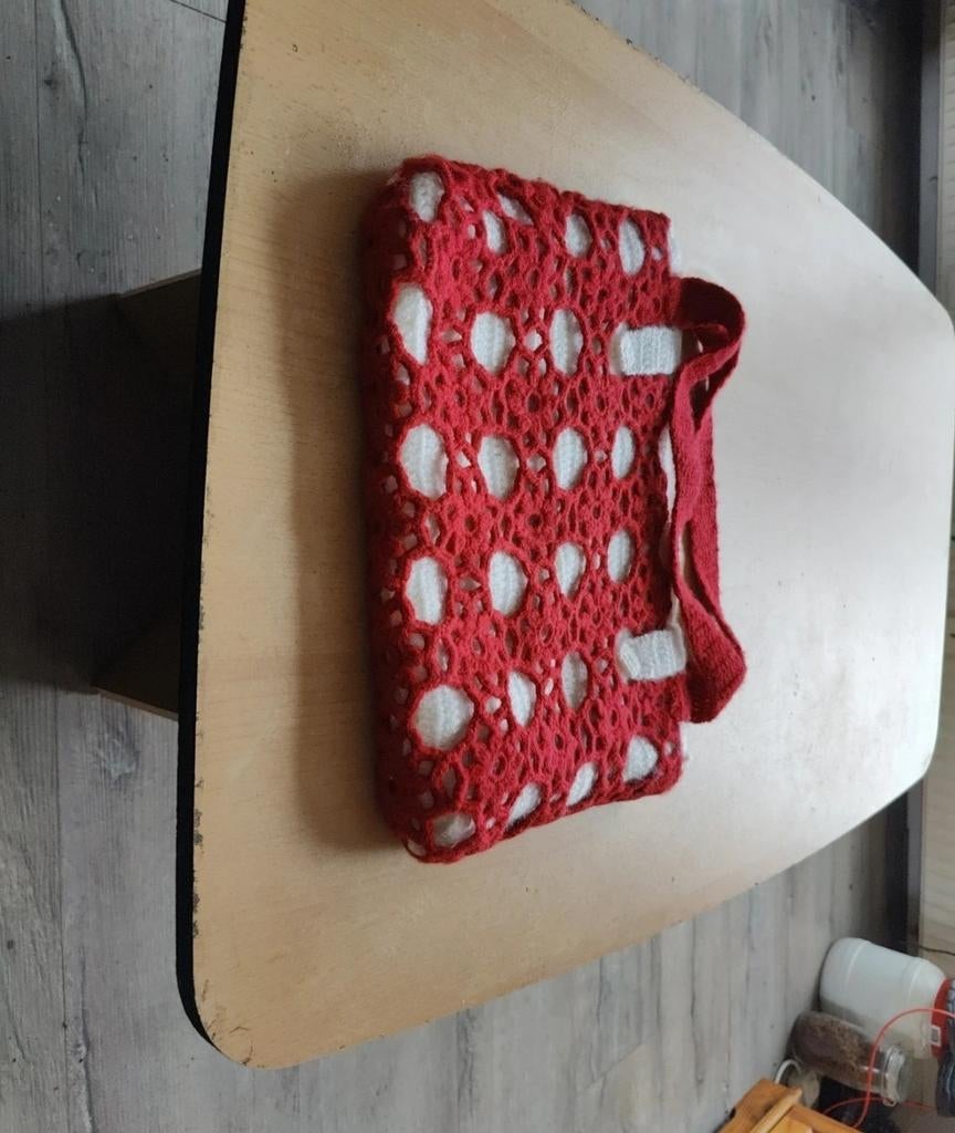 Gebreide Handtas Rood met Wit, Sieraden, Tassen en Uiterlijk, Tassen | Damestassen, Ophalen of Verzenden, Gebruikt, Rood, Handtas