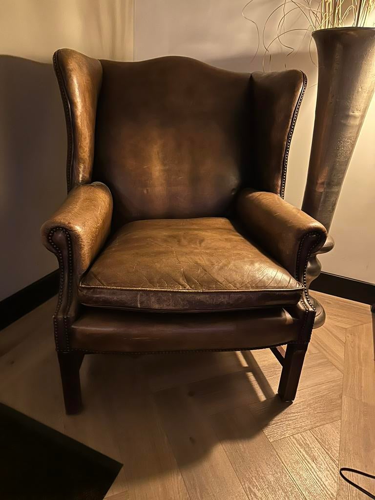 Prachtige royale Chesterfield oorfauteuil. Izgs, Huis en Inrichting, Fauteuils, Ophalen, ., Leer, .