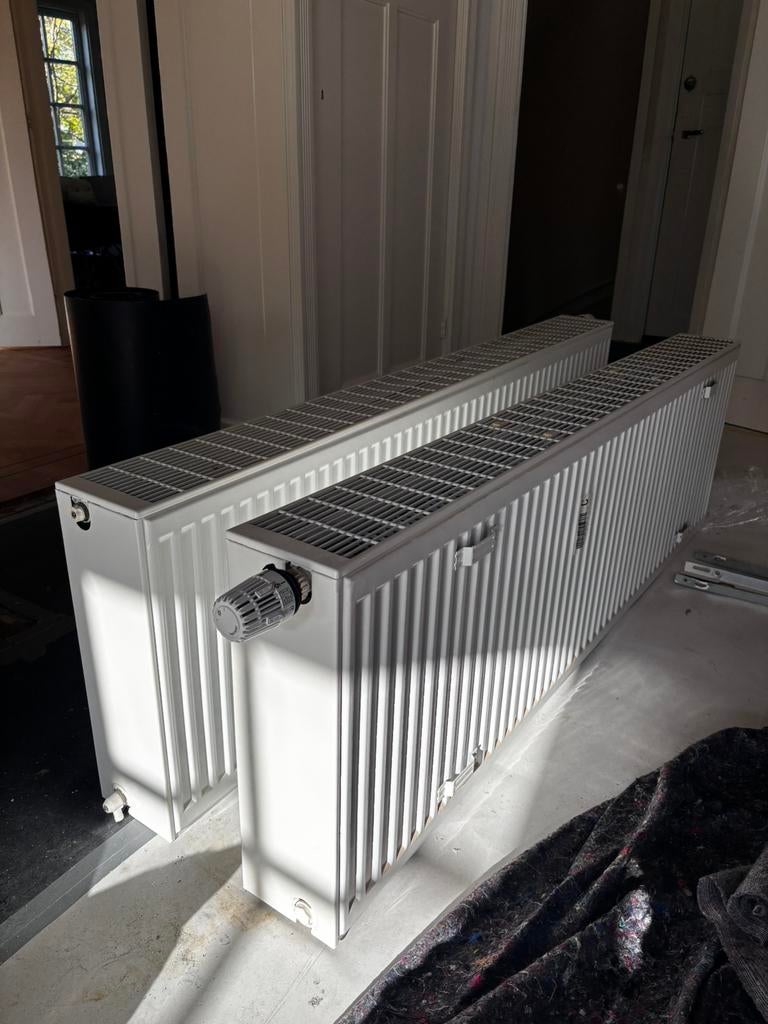 2 nette witte radiatoren - 1.60 breed, Ophalen, 30 tot 80 cm, Radiator, Zo goed als nieuw