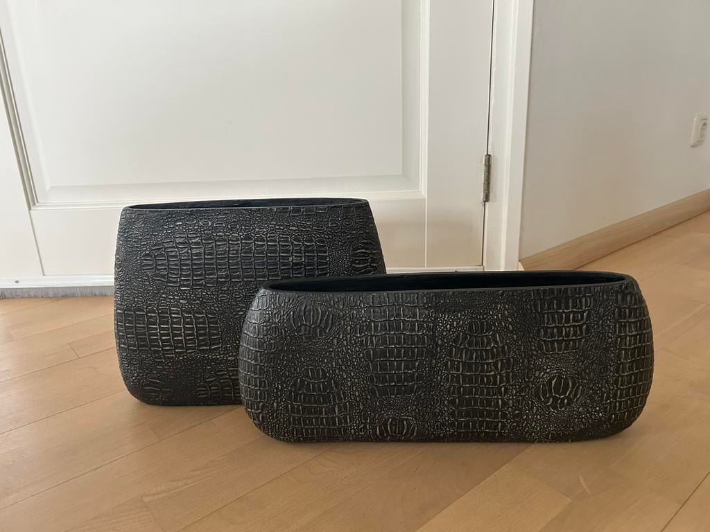 TWEE Prachtige vazen zwart/ goud printje., Huis en Inrichting, Woonaccessoires | Vazen, Ophalen, Kunststof, Zwart, Zo goed als nieuw