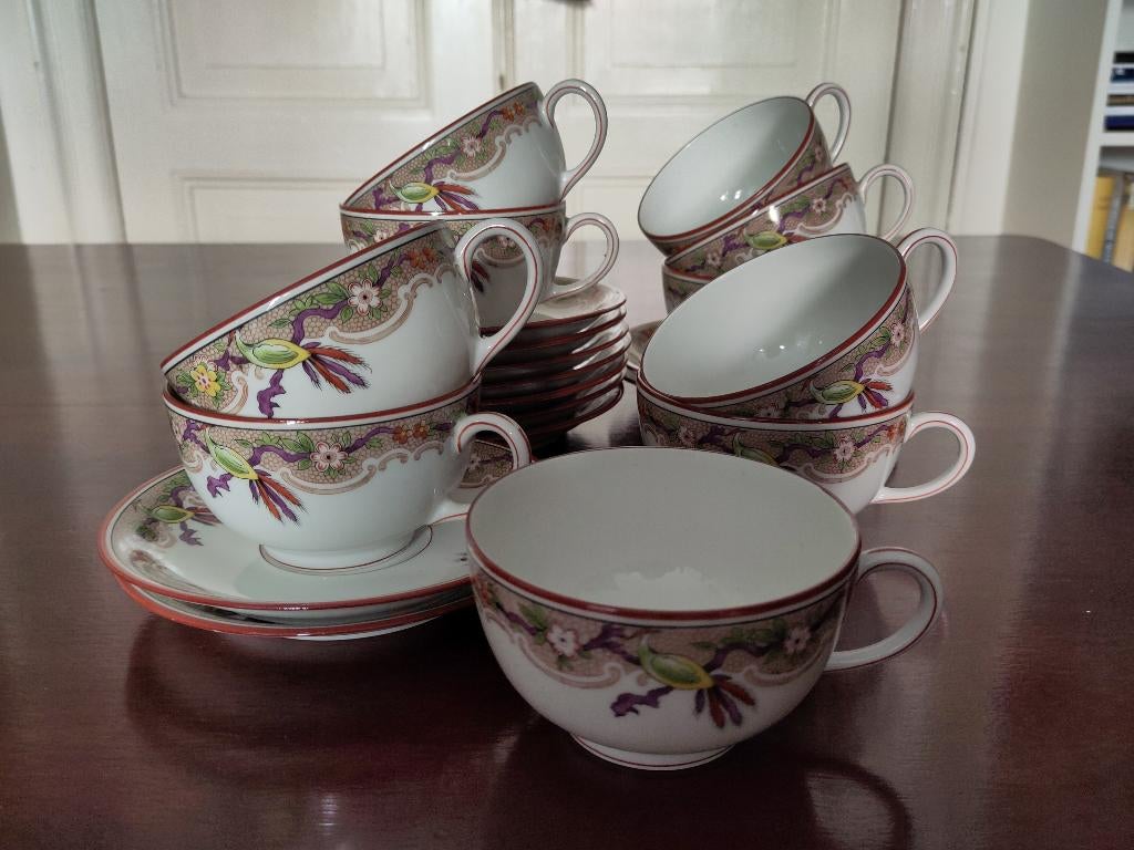 Antieke porseleinen theekopjes en schotels, Ophalen