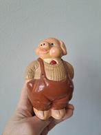 Varken met tuinbroek en trui spaarpot, aardewerk 10x9x14cm, Ophalen of Verzenden, Zo goed als nieuw, Boerderijdier, Beeldje of Figuurtje