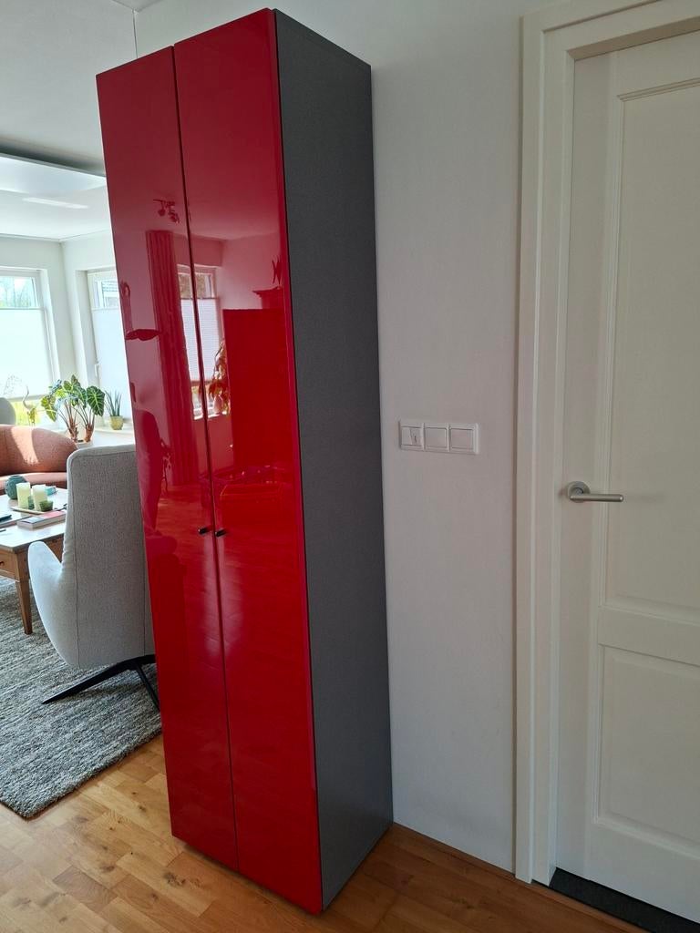 Smalle hoge kast rood met grijs, Huis en Inrichting, Ophalen, Zo goed als nieuw