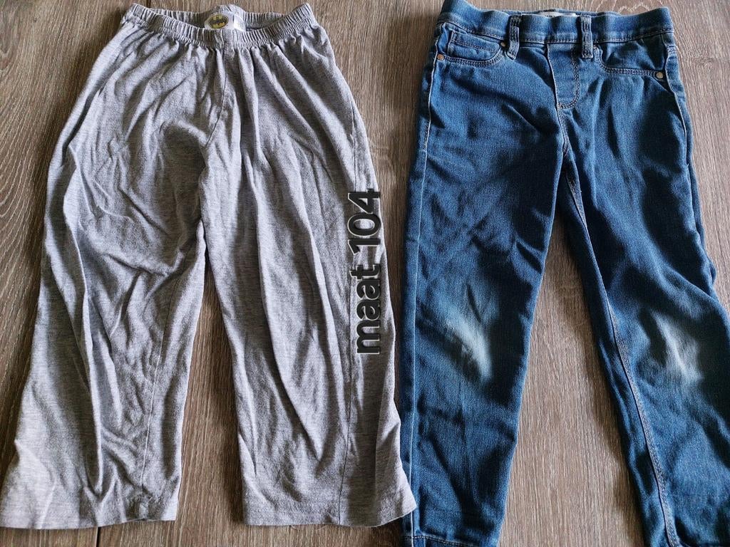 Jongensbroeken: Grijze joggingbroek en spijkerbroek, Kinderen en Baby's, Kinderkleding | Maat 104, Broek, Gebruikt, Ophalen of Verzenden