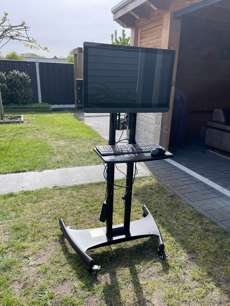 Mobiele TV / PC standaard op wielen – in hoogte verstelbaar, Ophalen, Gebruikt