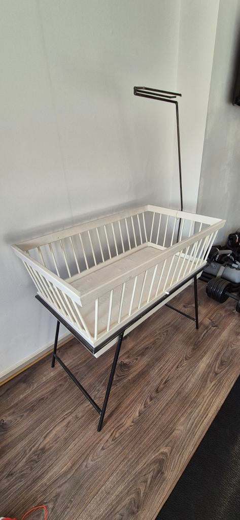 Mooie design wieg met matras en klamboe, Kinderen en Baby's, Babywiegjes en Ledikanten, Zo goed als nieuw, Wieg, Ophalen of Verzenden
