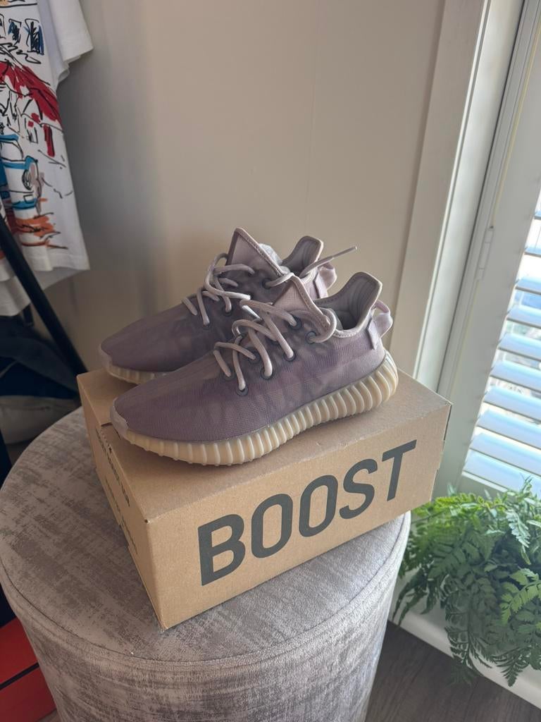 Adidas Yeezy Boost 350 V2 Mono Mist – EU 38 – Nieuw, Kleding | Dames, Schoenen, Ophalen of Verzenden, Nieuw, Beige, Sneakers of Gympen