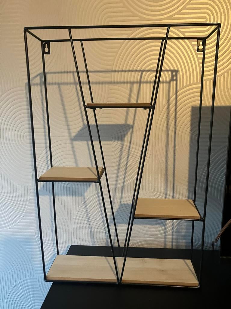 Modern zwart wandrek met houten plankjes, Ophalen, Gebruikt