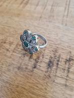 Antieke, zilveren ring, bloem met smaragdjes. Maat 18., Ophalen of Verzenden, Zilver, Ring, Met edelsteen